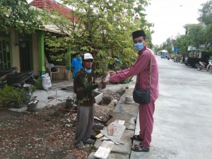 Mahasiswa Unisda Lamongan Asal Thailand berbagi Takjil (3)