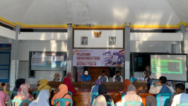 Mahasiswa KKN UNISDA Lamongan Sukses Gelar Program Desa Smart Farming Pelatihan Konservasi Toga dan Pembuatan Produk Telang Blossom Tea (4)