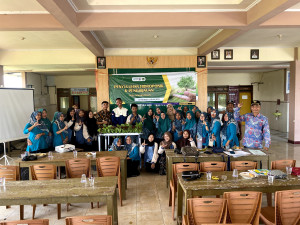 Mahasiswa KKN Unisda Lamongan Gelar Pelatihan Budidaya Sayuran Hidroponik di Desa Sidobinangun (2)