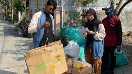 Mahasiswa KKN UNISDA Lamongan Kembangkan Bank Sampah untuk Tingkatkan Ekonomi