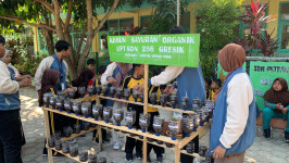 Mahasiswa KKN Unisda Kenalkan Pertanian Sejak Dini, Anak-Anak SD dan MI Desa Petiyintunggal Diajak Menanam Sayuran Organik