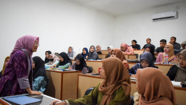 Kuliah Praktisi Mengajar di Prodi PBSI Unisda Dr. Ari Ambarwati Bahas Kurasi dan Penelitian Sastra Anak